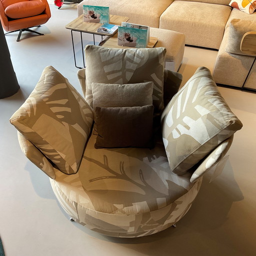 Fama Pacific loveseat