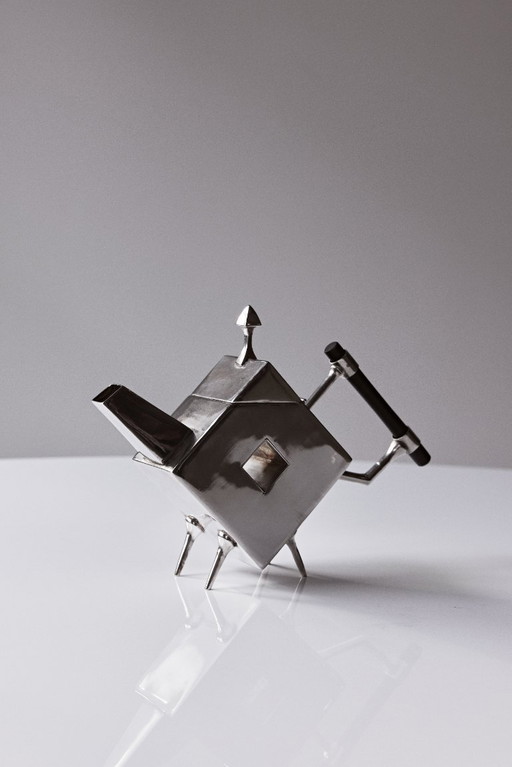 Tetera antigua Christopher Dresser plateada con mango de ébano