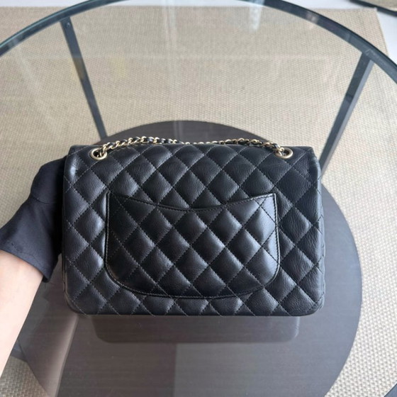 Image 1 of Borsa Chanel Classic Flap Seasonal Medium - Rock The Corner in pelle di vitello trapuntata nera con finiture dorate, serie 24