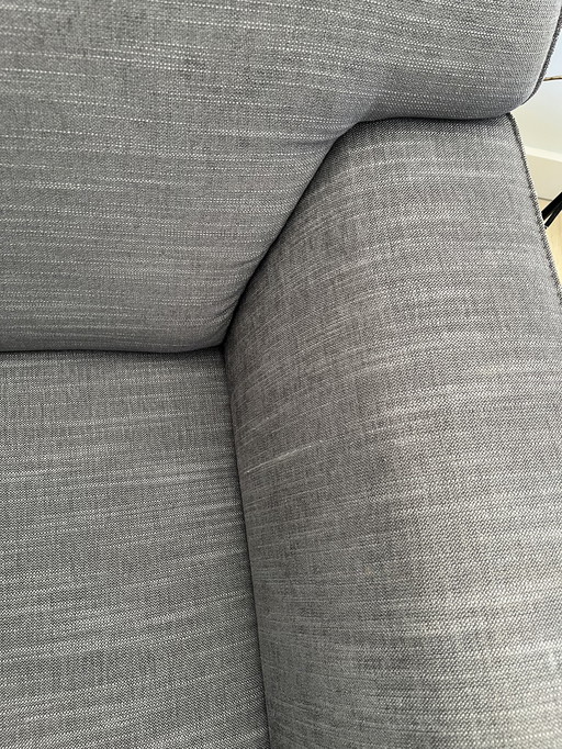 Due divani da 2,5 posti e un poggiapiedi