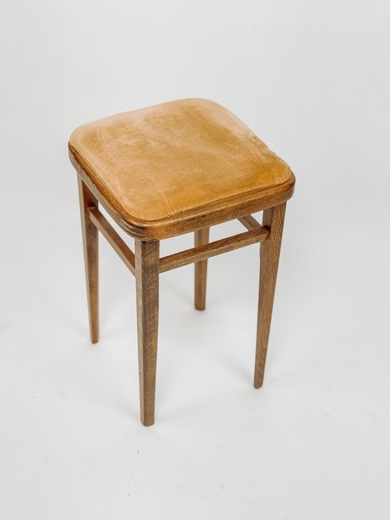 Image 1 of Tabouret vintage en bois avec assise en velours jaune doré
