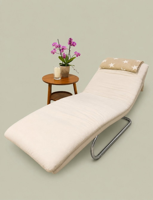 Chaise longue de diseño en color crema – Estructura cromada – Excelente estado