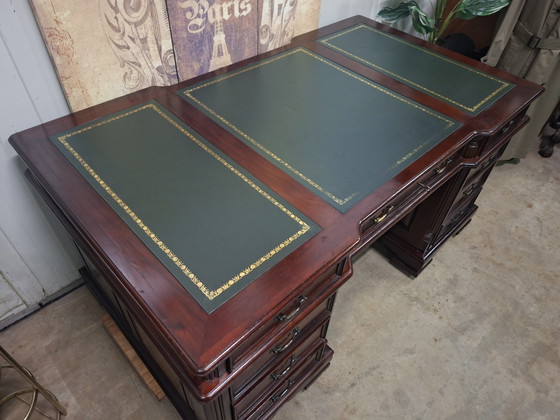 Image 1 of Klassiek Engels bureau, schrijftafel, deks enkelzijdig met lederen inleg afm. 162x93cm en 78cm hoog.  