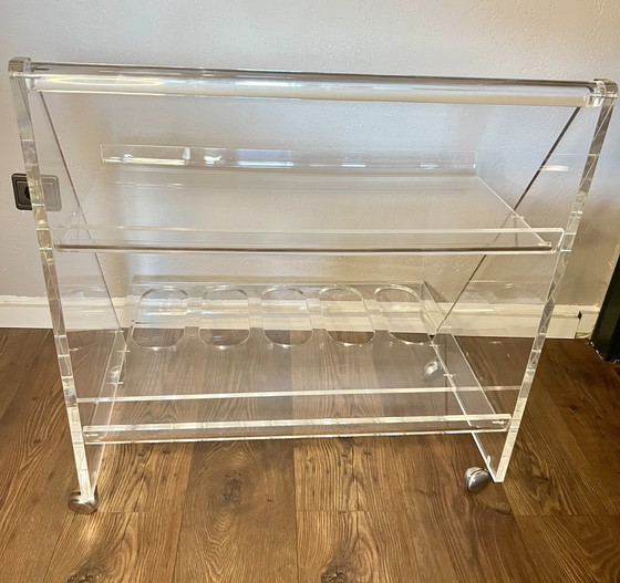 Image 1 of Chariot de service Space Age/Atomic Age des années 70 en verre Lucite/acrylique sur roulettes chromées avec 5 compartiments à bo