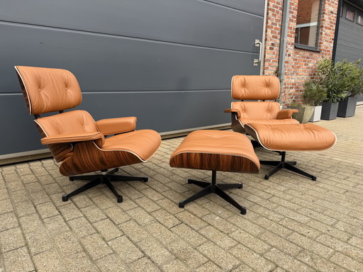 2 poltrone lounge Vitra Eames XL originali con poggiapiedi, in pregiata pelle color cognac e palissandro Santos, NUOVE!!