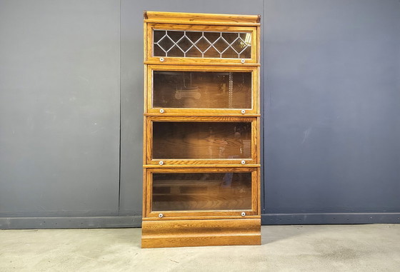 Image 1 of Bibliothèque d'avocat à quatre niveaux en chêne avec vitraux