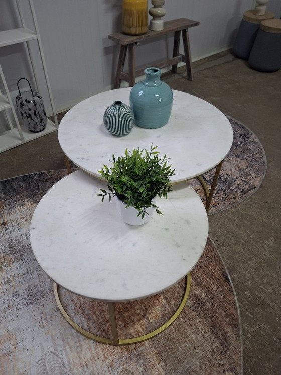 Image 1 of Salontafelset met wit marmer blad en goud metalen onderstel