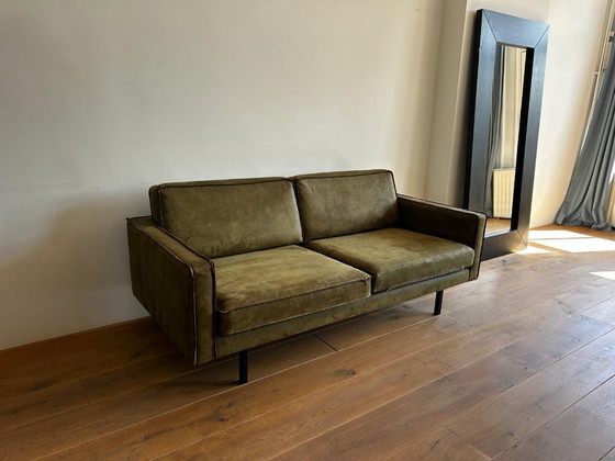 Sofá verde de 2,5 plazas con diseño industrial. – Sofás (Couches), Textile (photo 2 of 6)