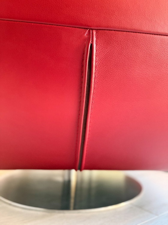 Image 1 of Paire de Chauffeuses Lounge Pivotantes en Cuir Rouge – Roche Bobois (Années 70/80)