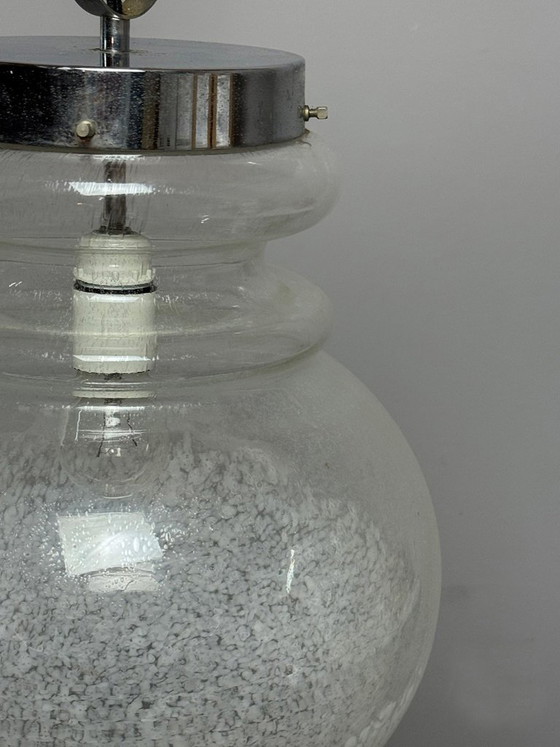 Grande suspension design, verre blanc à motif moucheté et structure chromée, années 1960 – Lampes, Glass (photo 6 of 9)