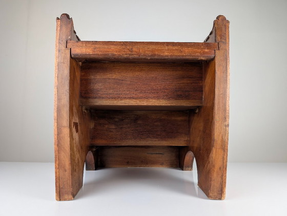 Verzierter hölzerner Tritthocker mit geschnitzten Gesichtern, Holz, Braun, Renaissance (Foto 12 von 15)