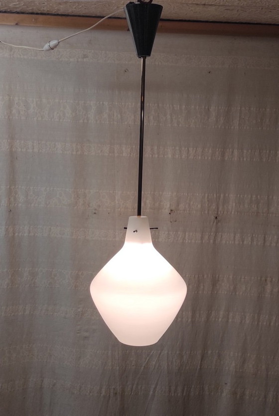 Image 1 of Lampada a sospensione a globo opalino con montatura in ottone - anni '50/'60