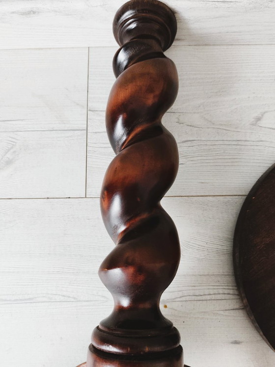 Mesita auxiliar antigua de madera maciza con patas torneadas. – Mesas auxiliares, Wood (photo 7 of 11)