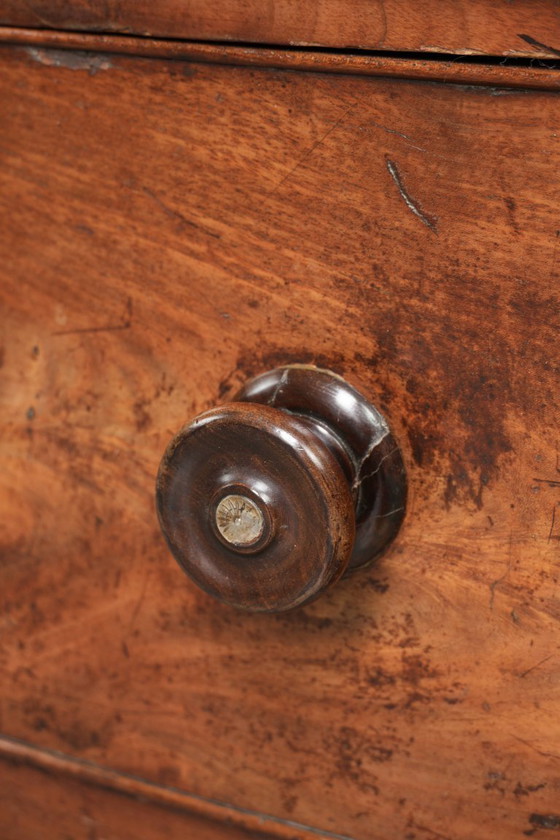 Image 1 of Grote antieke 19e eeuwse Engelse bow front ladekast/ commode met sierlijke details