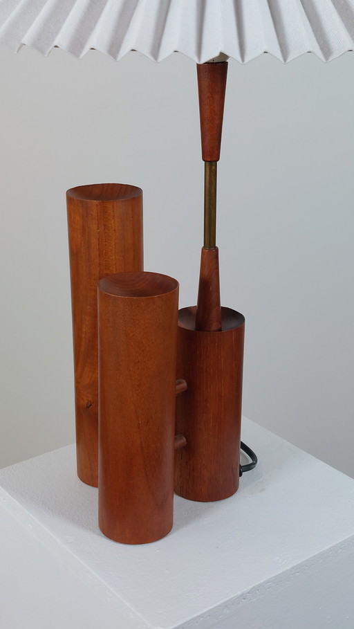 Vintage houten tafellamp/bijzetlamp uit het midden van de vorige eeuw met geplooide kap.