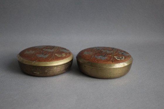 Image 1 of 2 piccole lattine vintage in ottone con coperchio, decorate con pittura cloisonné in smalto