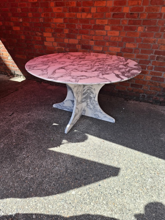 Image 1 of Beautiful Calacatta marble table 140cm.