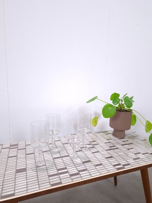 Juego de copas de vino con líneas grabadas