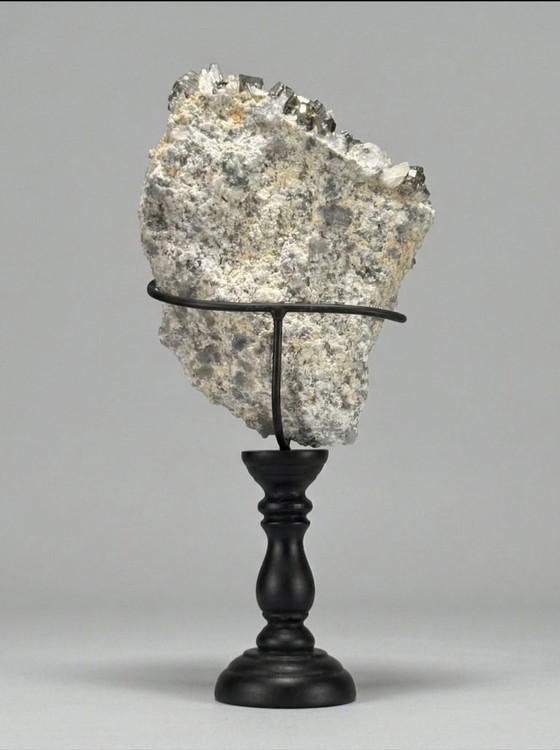 Image 1 of Dúo de pirita y cuarzo cristalino: escultura mineral sobre pedestales.