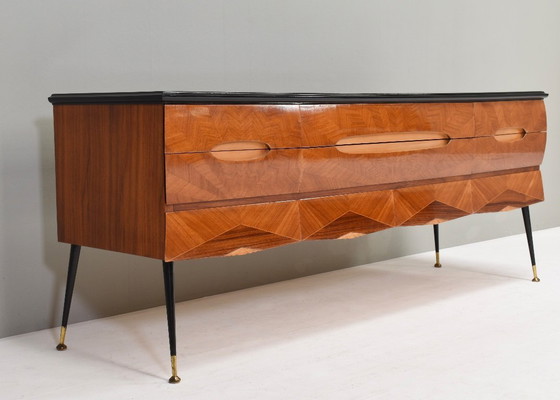 Image 1 of Credenza italiana attribuita a Vittorio Dassi in noce, vetro e ottone - anni '50