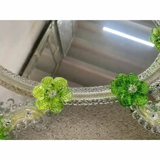 Image 1 of Miroir ovale vénitien à motif floral vert sculpté à la main – Style verre de Murano italien des années 2000