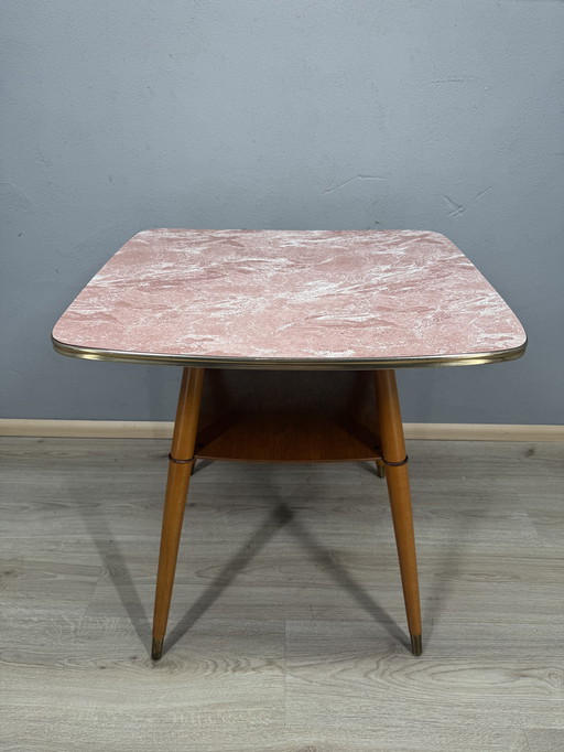 Drehbarer Vintage-Beistelltisch – Rosa Marmoroptik Resopalplatte – Stil der 1950er