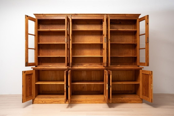 Monumentale grenenhouten boekenkast uit een schoolbibliotheek in Warschau, Polen, begin 20e eeuw. (photo 5 of 17)