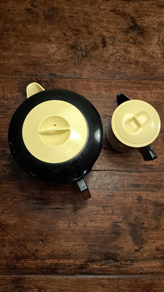 Image 1 of 2 jarras negras y amarillas (grande y pequeña) de melamina