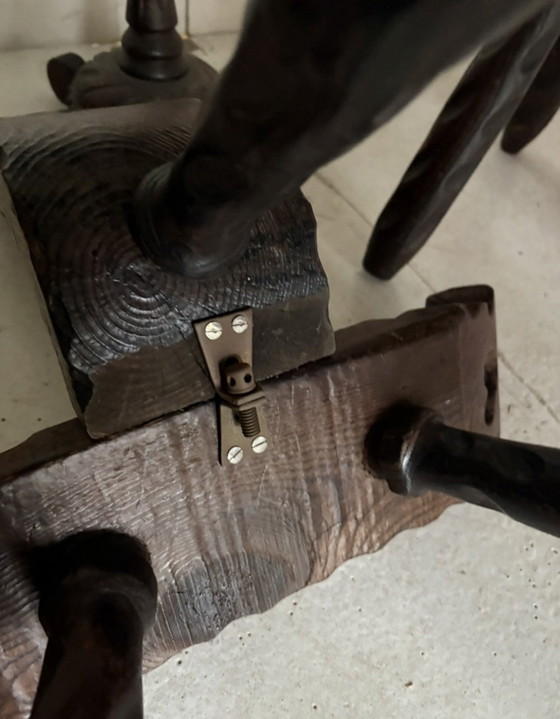 Spanischer brutalistischer Dreibeinhocker, 2er-Set – Holz (photo 3 of 6)
