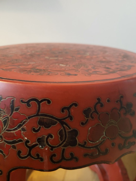 Image 1 of Chinees Houten Krukje of Bijzettafeltje, Laqué Rode Kleur, Versierd Floraal Decor