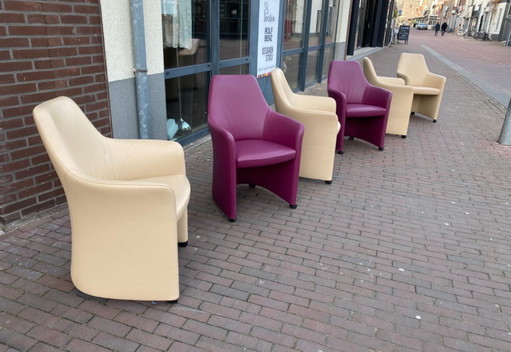 2x Leolux Lirio dining chair purple