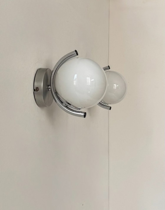 Image 1 of Coppia di applique vintage, metallo cromato e vetro opalino, Francia, 1970