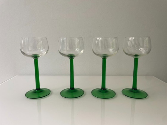 Image 1 of Set van 4 vintage Franse voetglazen met groene steel – retro glaswerk