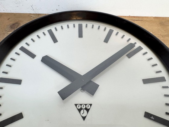 Image 1 of Industriële bakelieten fabriekswandklok van Pragotron, jaren 60