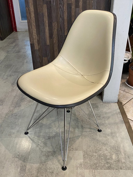 Off-white Eames Herman Miller vintage 50s 60s 70s fiberglass vinyl chair