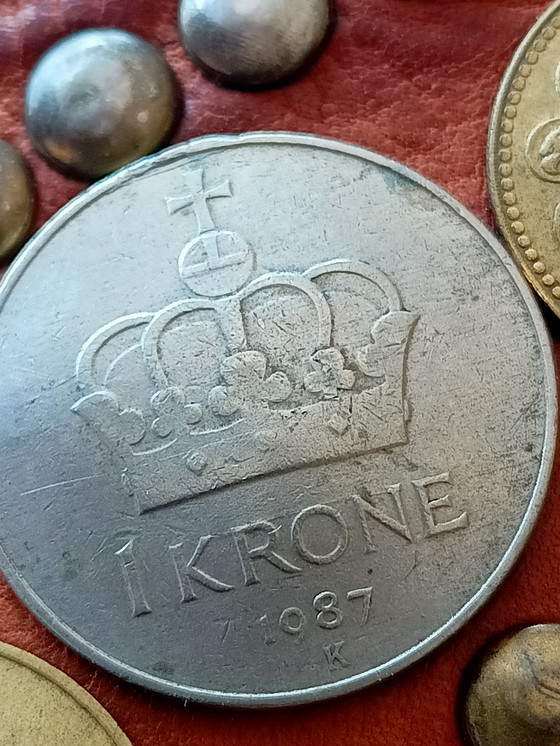 Image 1 of Borsa a tracolla in pelle vintage decorata con vecchie monete