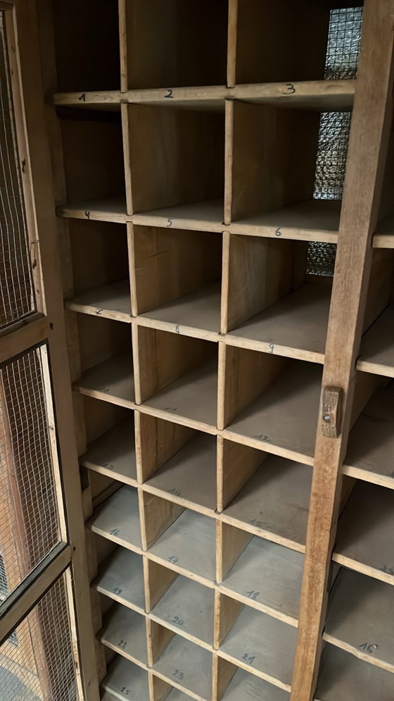 Image 1 of Scarpiera vintage di una scuola