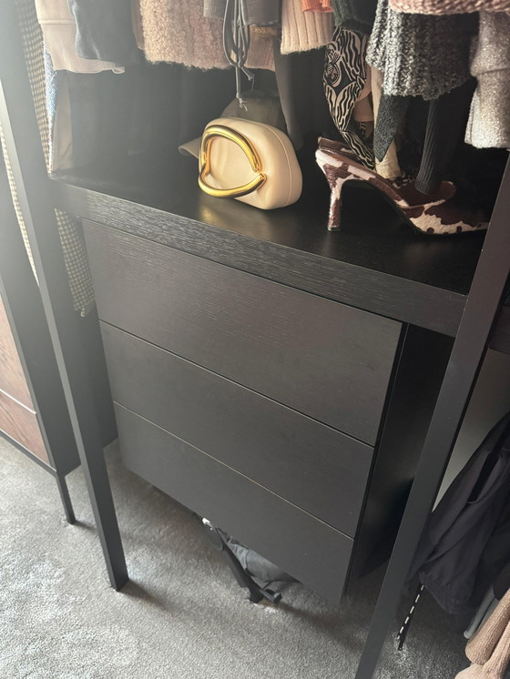 Image 1 of Porro begehbarer Kleiderschrank, schwarzer Ständer, Einlegeböden Melamin-Kohlefaser