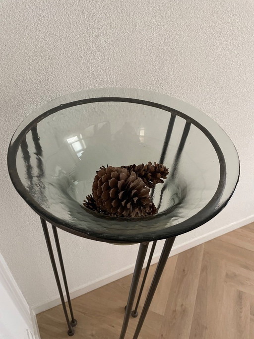 Vase décoratif en verre sur un support en métal
