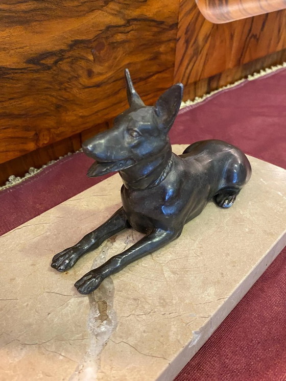 Image 1 of Sculture in bronzo Art Déco di un cane pastore e di un uccello su una lastra di marmo. Realizzate in Francia intorno al 1920.