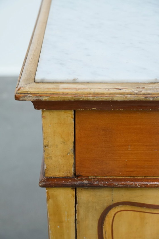 Image 1 of Antico comodino/tavolino da ingresso in legno a 1 anta con piano in marmo chiaro