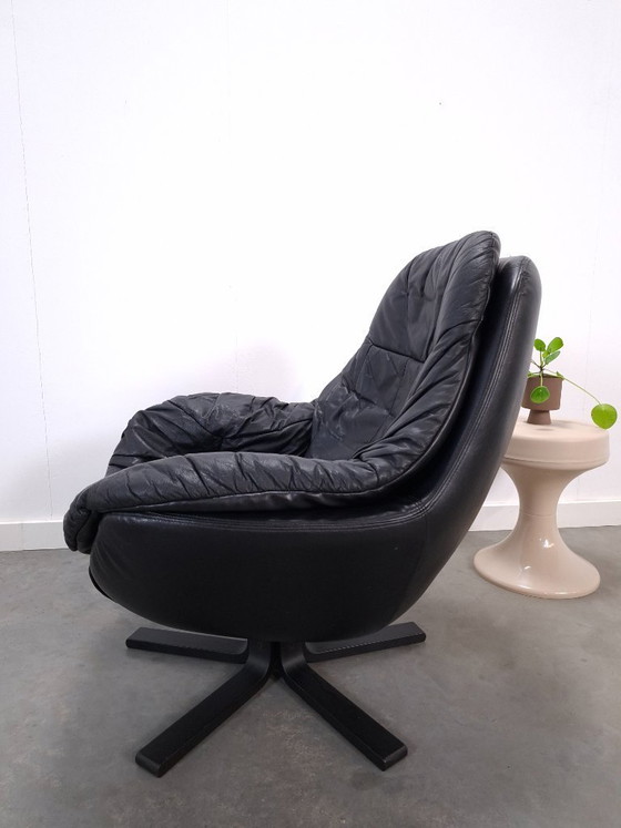 Image 1 of Sillón giratorio de piel negra H.W. Klein para Bramin de Dinamarca