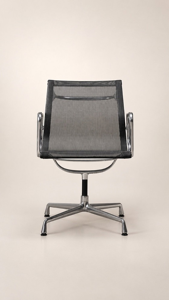 Image 1 of 2 Vitra Charles & Ray Eames EA 103 Aluminium-Bürostühle