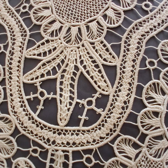 Image 1 of Chemin de table vintage en dentelle roumaine faite main / Chemin de table en macramé