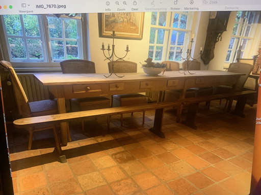 Ensemble de 2 bancs anciens français en bois de cerisier et rotin, pour une utilisation intérieure, pouvant également