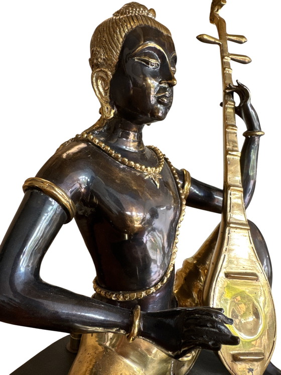 Image 1 of Bronzestatuenlampe im Stil der Mitte des 20. Jahrhunderts mit goldfarbenem Schirm