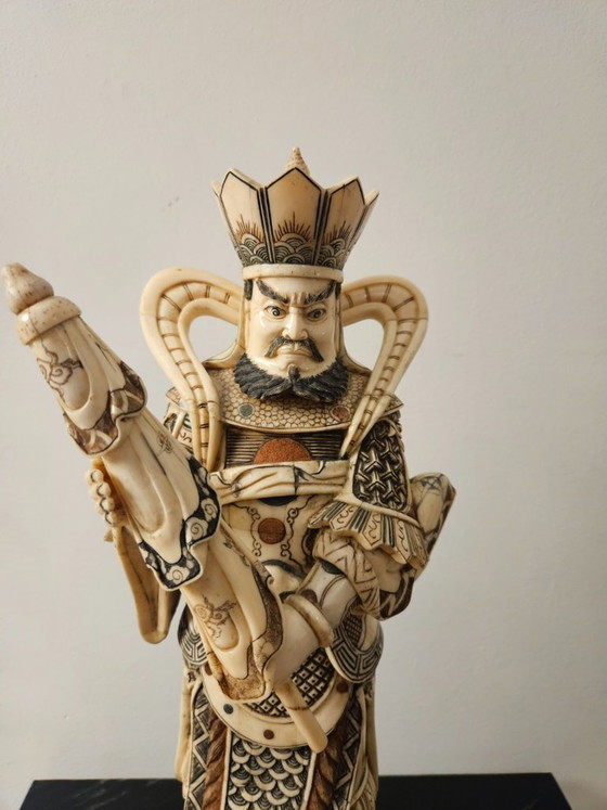 Image 1 of Beeld van Chinese Mo Li Hong Heavenly King, polychroom en scrimshaw gedecoreerd, met houten kern, eerste helft 20e eeuw