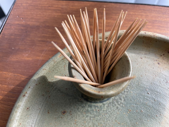 Image 1 of Assiette à tapas avec pot en céramique pour les bâtonnets de cocktail