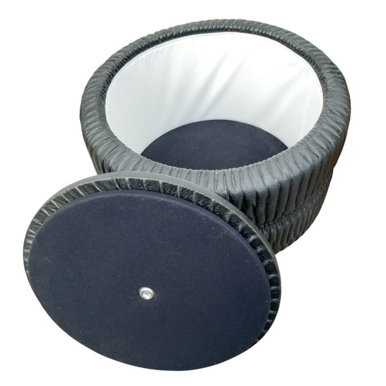 Image 1 of Pouf vintage con spazio di archiviazione su gambe, similpelle nera