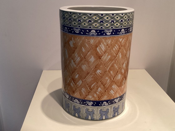 A large Chinese ornamental pot with a dragon motif. – Umbrella stand, Ceramic (photo 3 of 5)